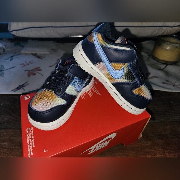 Nike Dunk Low SE - Picture 2 of 11